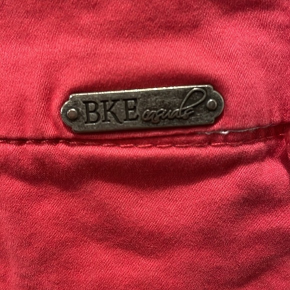BKE Mollie Shorts in a coral pink. Great side pocket trim! 8” rise. 4” inseam. - Picture 4 of 6